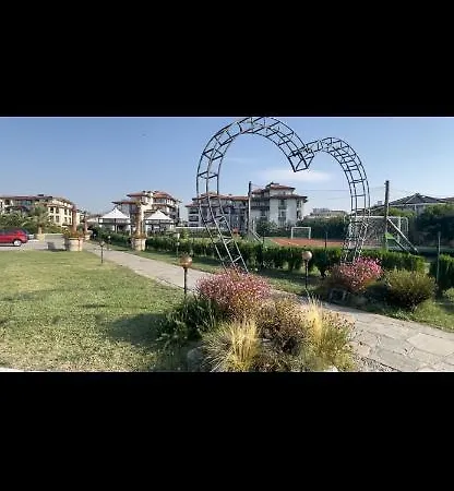 Brand New First Line Sea View 1 Bedroom * 布尔加斯